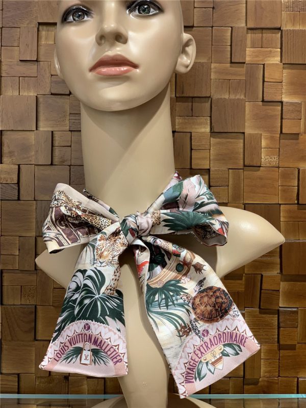 Voyage Extraordinaire silk scarf - Image 4